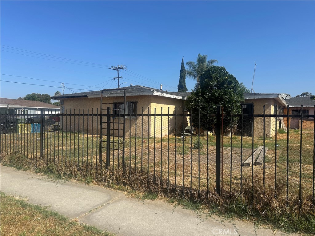 CALLING ALL iNVESTORS!!!!!!
This corner house, 5 bedrooms, 2 bathrooms
with a 1,622 sqf living space in a 8,282 sq Lot.
With an ample space for an ADU or possible development, perfect
for your rental income.
Located across from George Washington Carver Park and just minutes
from Centennial High School, Magic Johnson Park, shopping centers, and major freeways,
the location adds strong tenant appeal and accessibility.
