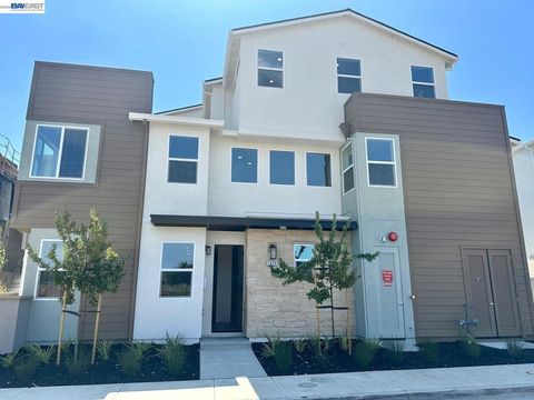 Photo of 5526 Silver Way Way, Dublin, CA 94568 (MLS # 41131911)