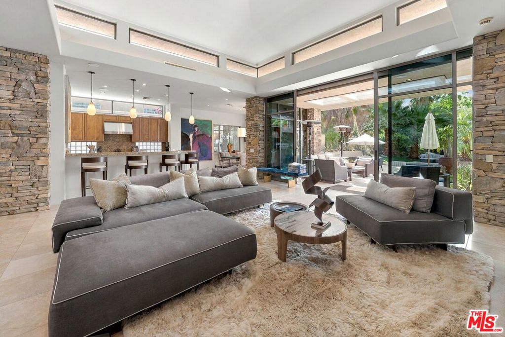 1132 Lake Vista