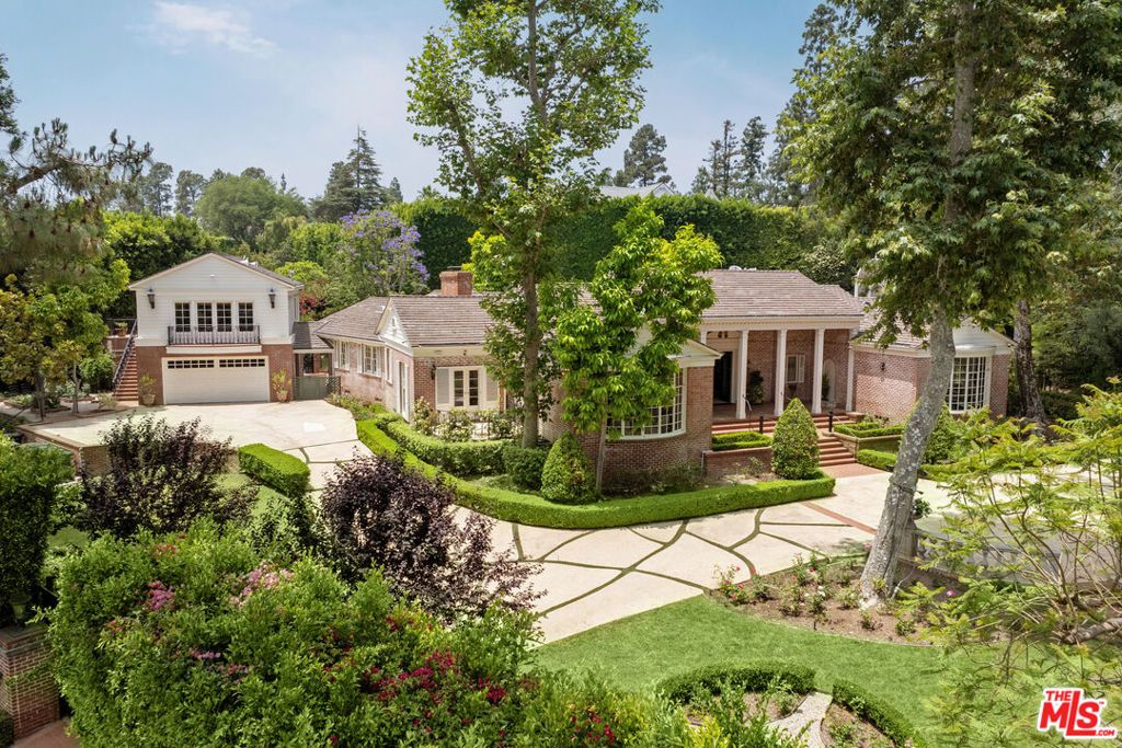 Photo of 1001 N Crescent Drive, Beverly Hills, CA 90210 (MLS # 25552905)