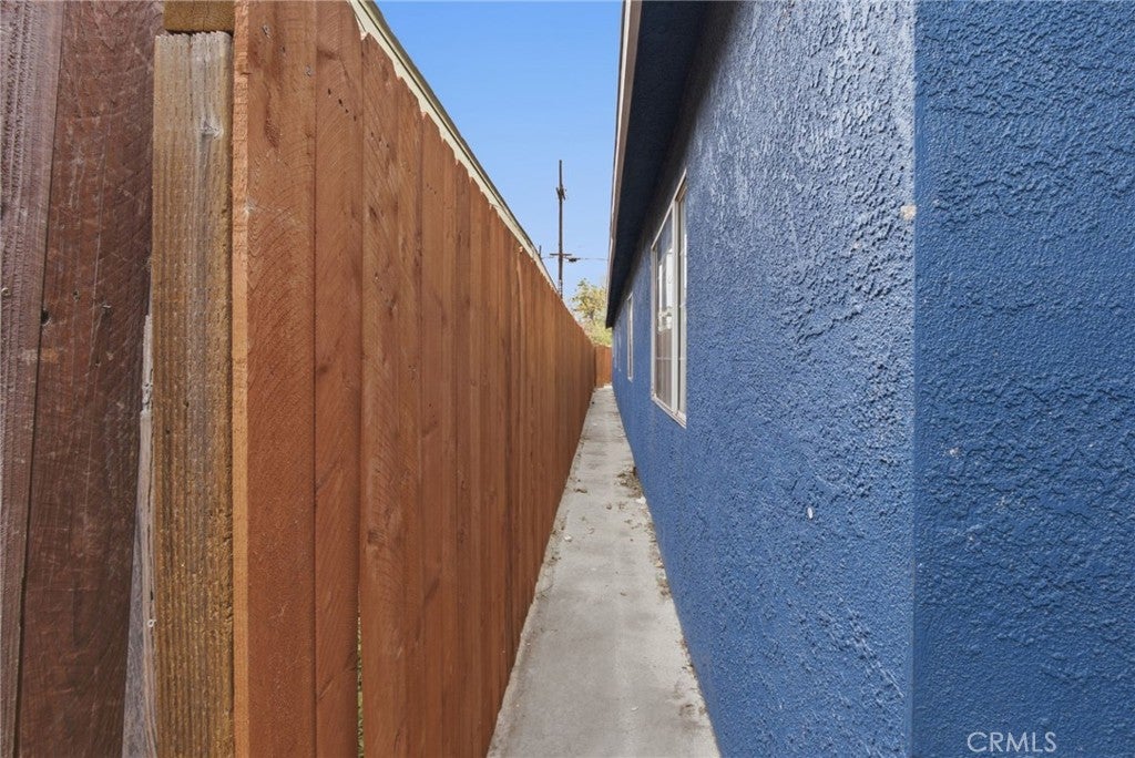 2407 E 109th