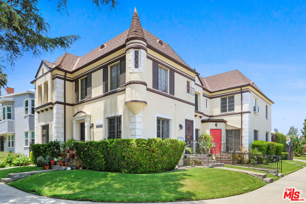 Welcome to the Leimert Park 1 Bedroom / 1 Bathroom Unit with Bonus Room! Located in the heart of Los Angeles, this apartment offers a bright open floor plan that is perfect for those who appreciate space and light. The unit is freshly painted and features wall-to-wall carpeting, adding a touch of comfort and warmth. The spacious formal dining room, which can also be used as a second bedroom, is perfect for hosting guests or for your own personal use. The apartment also boasts plenty of closet space for all your storage needs. The bathroom is designed with a separate shower and bathtub, providing a luxurious bathing experience. This pet-friendly unit also comes with a private garage, a rare find in the city. The apartment's central location offers a street view, allowing you to soak in the vibrant energy of Los Angeles. Experience the desirable Leimert Park lifestyle in this versatile and welcoming apartment.