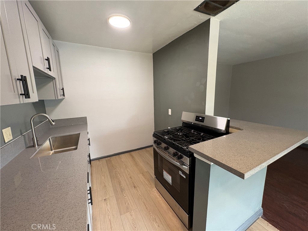 300 N Mountain View Place 5