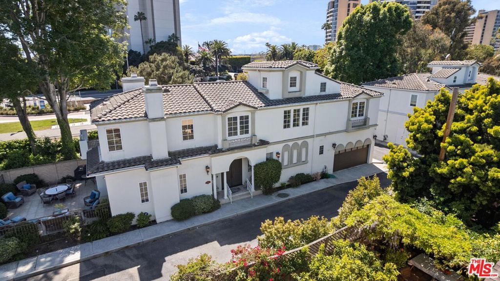 Photo of 912 Harbor Crossing Lane, Marina Del Rey, CA 90292 (MLS # 25530315)