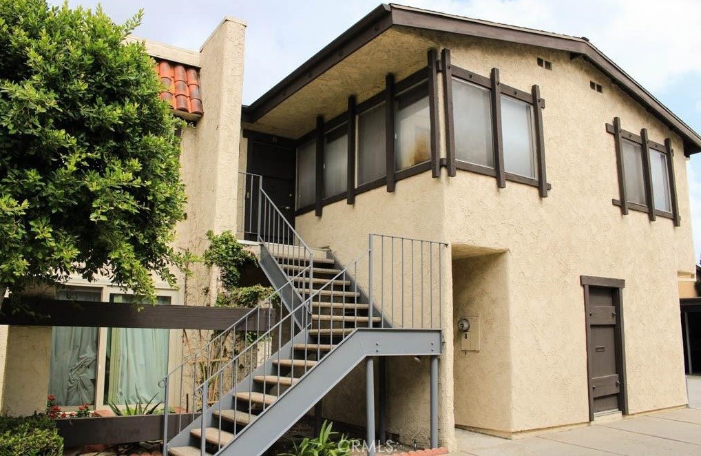 Located at the border of Arcadia and Temple City, this upper-level end unit falls within the Temple City School District. The 2-bedroom, 2-bathroom layout offers a spacious interior with abundant natural light. Features include wooden flooring in the living and dining areas, remodeled kitchen, and in-unit laundry. Positioned at the quiet end of the complex, away from street noise. Includes a 2-car garage directly below the unit.