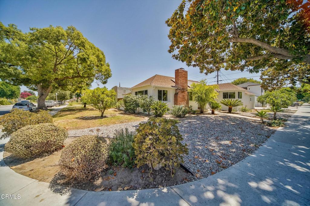 ully Renovated 2025 | 3 Bed | 3 Bath | Bright & Open Floor Plan | Prime Glendale LocationWelcome to this completely redone 3-bedroom, 3-bathroom home featuring a modern 2025 renovation. Enjoy a spacious, sun-filled open floor plan with high-end finishes throughout. Located in a prime Glendale neighborhood, this turnkey home is vacant and move-in readya'don't miss this opportunity!