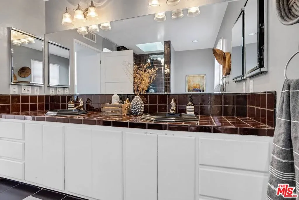 Los Angeles, California 90049, United States, 3 Bedrooms Bedrooms, ,3 BathroomsBathrooms,Residential,Active,224501