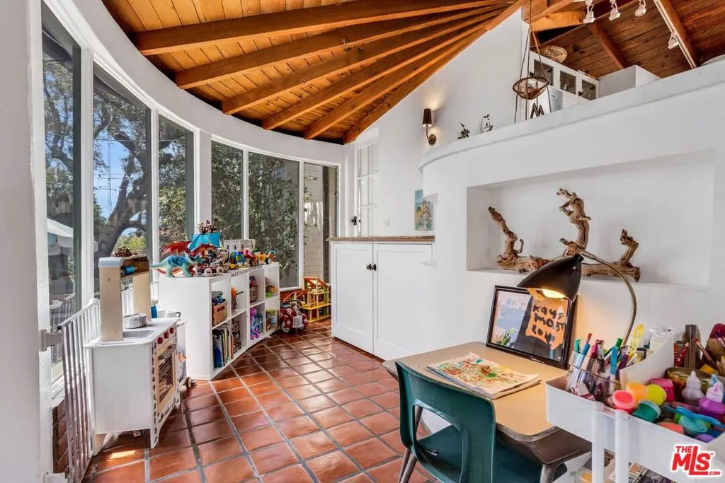 Los Angeles, California 90049, United States, 3 Bedrooms Bedrooms, ,3 BathroomsBathrooms,Residential,Active,224501