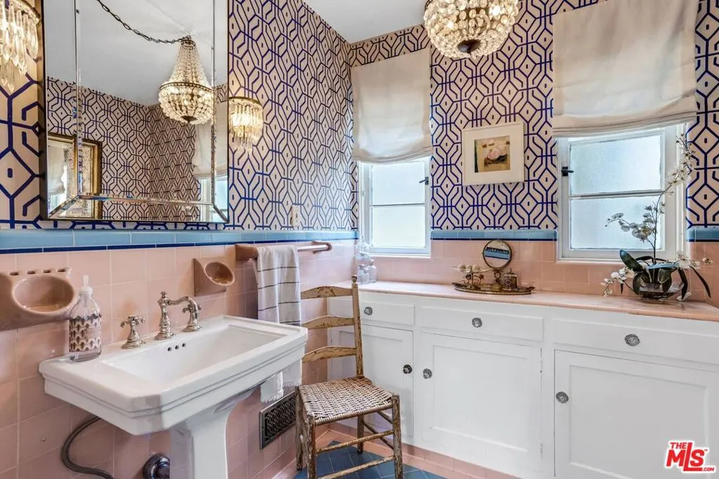 Los Angeles, California 90049, United States, 3 Bedrooms Bedrooms, ,3 BathroomsBathrooms,Residential,Active,224501