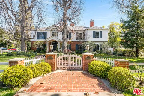 Photo of 2 Toluca Estates Drive, Toluca Lake, CA 91602 (MLS # 26827161)