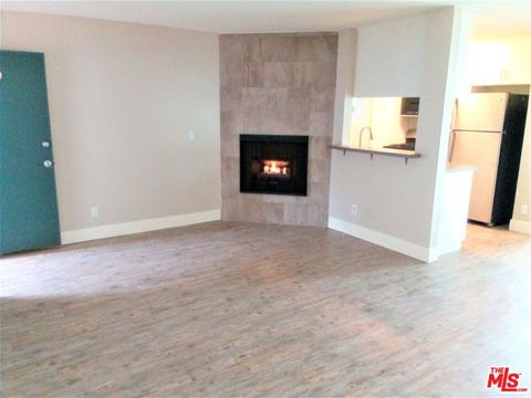 Photo of 11230 Camarillo Street #101, North Hollywood, CA 91602 (MLS # 25627605)