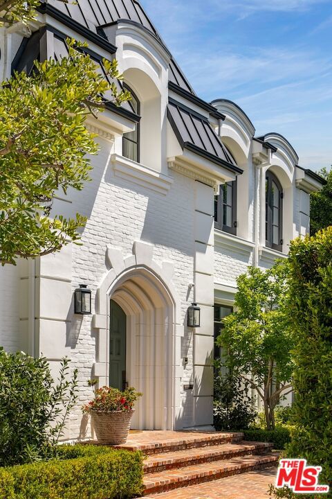 610 N Canon Drive