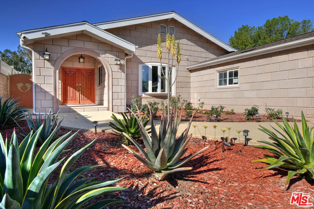 Photo of 6015 Topeka Drive, Tarzana, CA 91356 (MLS # 26744361)