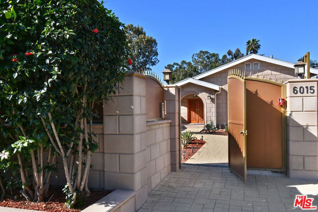 Photo of 6015 Topeka Drive, Tarzana, CA 91356 (MLS # 26744361)