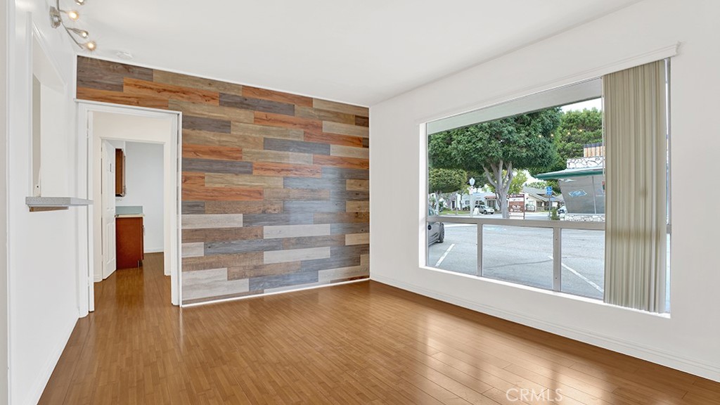 729 E Chapman