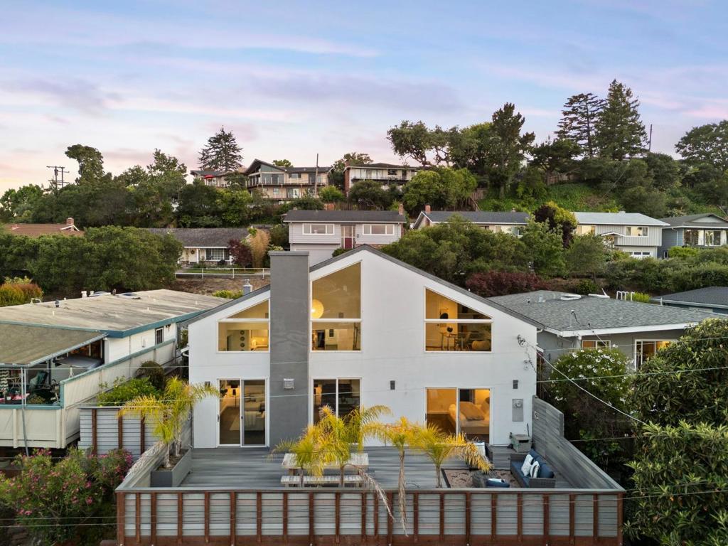 953 Lupin Way