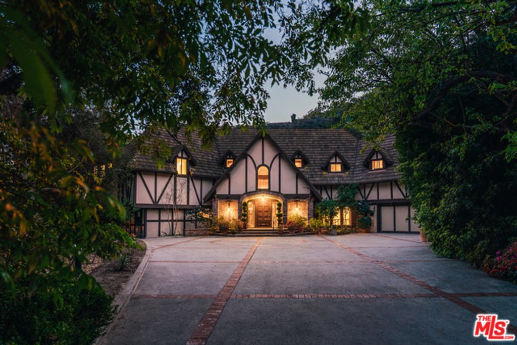 Photo of 1509 STONE CANYON Road, Bel Air, CA 90077 (MLS # 20565712)