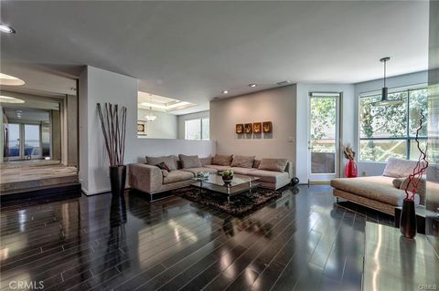 Photo of 12841 Bloomfield St #103, Studio City, CA 91604 (MLS # SR25235112)