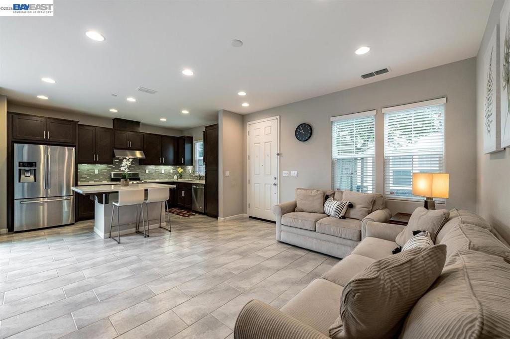 1663 Sylvia St St, Hayward CA 94545