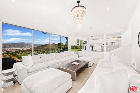 Photo of 7377 Pyramid Place, Los Angeles, CA 90046 (MLS # 26639735)