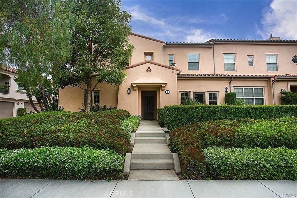 bsolutely stunning 2 bedroom, 2 bath condo in the highly sought-after Woodbury community of Irvine. This beautifully manicured and partially furnished home features upgraded wood flooring, recessed lighting, an upgraded kitchen with granite countertops, and stylishly remodeled bathrooms. Enjoy the convenience of an in-unit laundry area and direct access to a 2-car garage. The open kitchen and family room create a bright, inviting living space perfect for relaxing or entertaining.
Woodbury offers unmatched resort-style amenities including sparkling pools, spas, BBQ areas, tennis courts, and an elegant clubhouse. Ideally located near shopping, dining, and award-winning schools, this home combines luxury and lifestyle in one of Irvine’s most desirable neighborhoods. Opportunities like this are rare—don’t miss your chance to experience the Woodbury lifestyle!