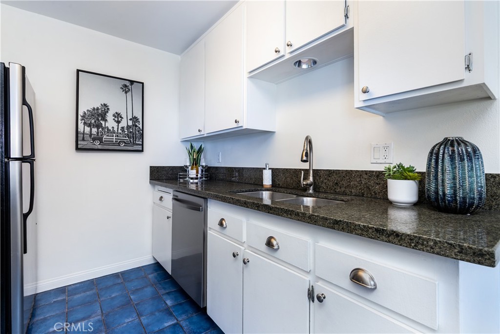 1720 Ardmore Avenue 212