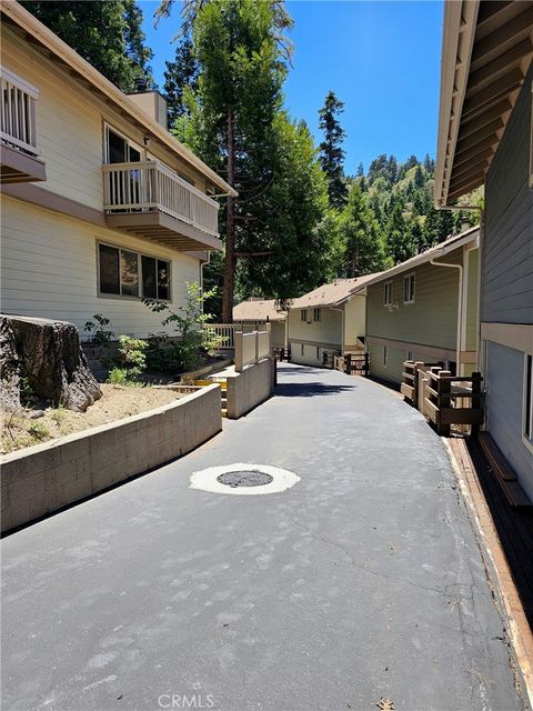 Photo of 307 Canyon Crest Ln, Lake Arrowhead, CA 92352 (MLS # CV26000308)