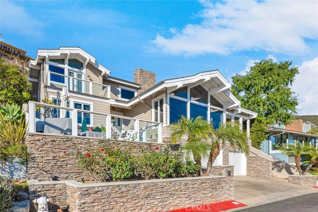 Photo of 21 N Vista De La Luna, Laguna Beach, CA 92651 (MLS # LG26012263)