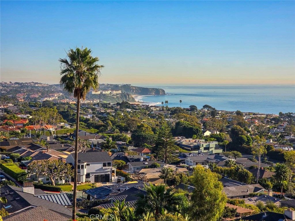 Photo of 21 N Vista De La Luna, Laguna Beach, CA 92651 (MLS # LG26012263)