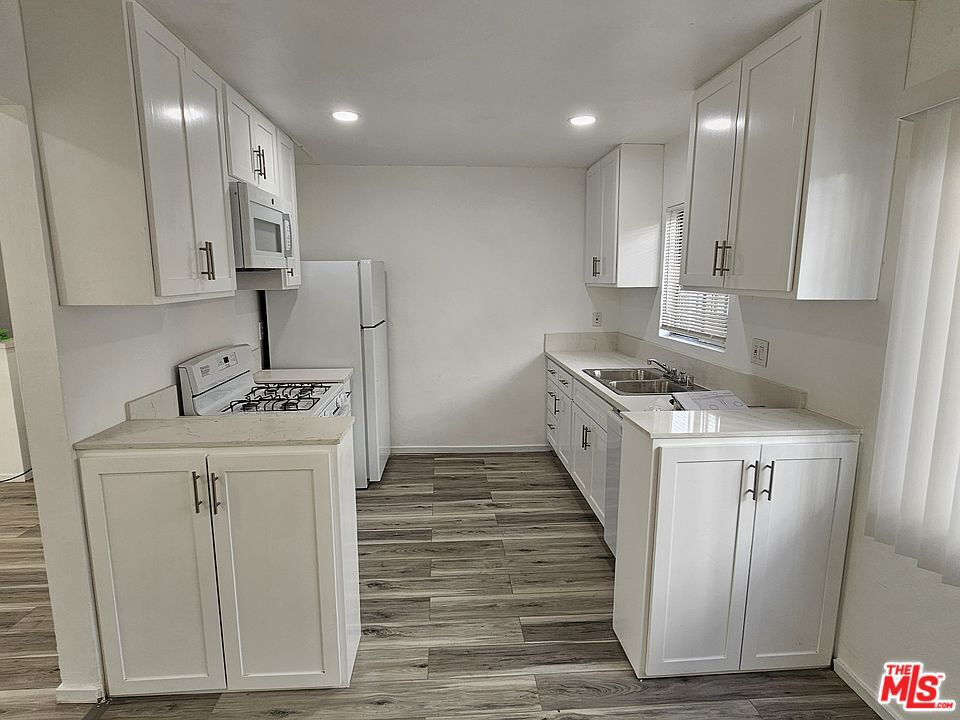 Great location, 3 unit remodeled, huge potential in rent