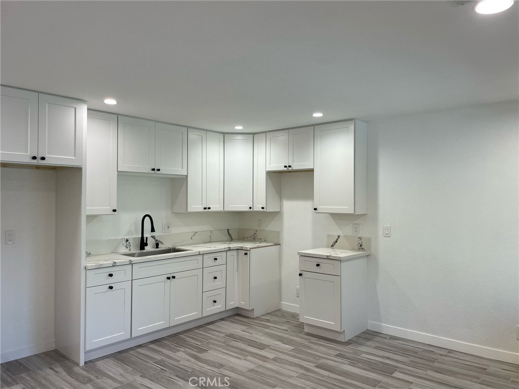 For rent is this STUNNING 2nd Floor 1 bedroom/1 bath(1BR/1BA) apartment in the heart of Tujunga. Less than a QUARTER OF A MILE from Foothill Blvd! Minutes from the I-210 and La Crescenta. Easy one road access to North Hollywood.
The unit has been COMPLETELY remodeled and has New Tile Floors, NEW KITCHEN with Quartz Countertops, One bedroom, a completely remodeled bathroom with glass shower doors, new fixtures, new sink/vanity, new toilet, new towel racks, etc. Spacious living room and Dining Area. The kitchen has a brand new Stainless Steel range and a built-in Microwave/hood. The unit has CENTRAL A/C & HEAT.
Unit Features:
-New Tile Throughout
-Fresh Paint
-High Ceilings
-Brand New Light Fixtures
-Bright unit with large windows
-Central A/C & Heat
-COMPLETELY Remodeled Kitchen (Cabinets and Quartz Counter Tops)
-Stainless Steel Gas Oven/Range In Kitchen
-Stainless Steel Built-In Microwave
-Completely Remodeled bath with shower doors
-Large Closet in Bedroom
-Plenty of Storage (Built-In Cabinetry In Hallway)
-Blinds Throughout
Building Amenities:
-Building Has Been Completely Remodeled In January 2025!
-Off-street Parking Lot
-On-Site Laundry
-Assigned Parking Space (ONE parking space only)
-Plenty of street parking directly in front of the building
Tenants are all long term. Don't miss out on the chance to live in this wonderful complex in beautiful Tujunga just minutes from EVERYTHING.
Rent is WAY below market value for any renovated and updated unit done to this standard.
Address:
10037 Samoa Ave,
Tujunga, CA 91042
Terms(READ FIRST):
-Upfront we need a full month security deposit and the first month's rent
-You Must Have Acceptable Credit! (650+ Score)
-We check Credit History/Eviction History/Criminal History
This will go VERY FAST, so don't miss out!