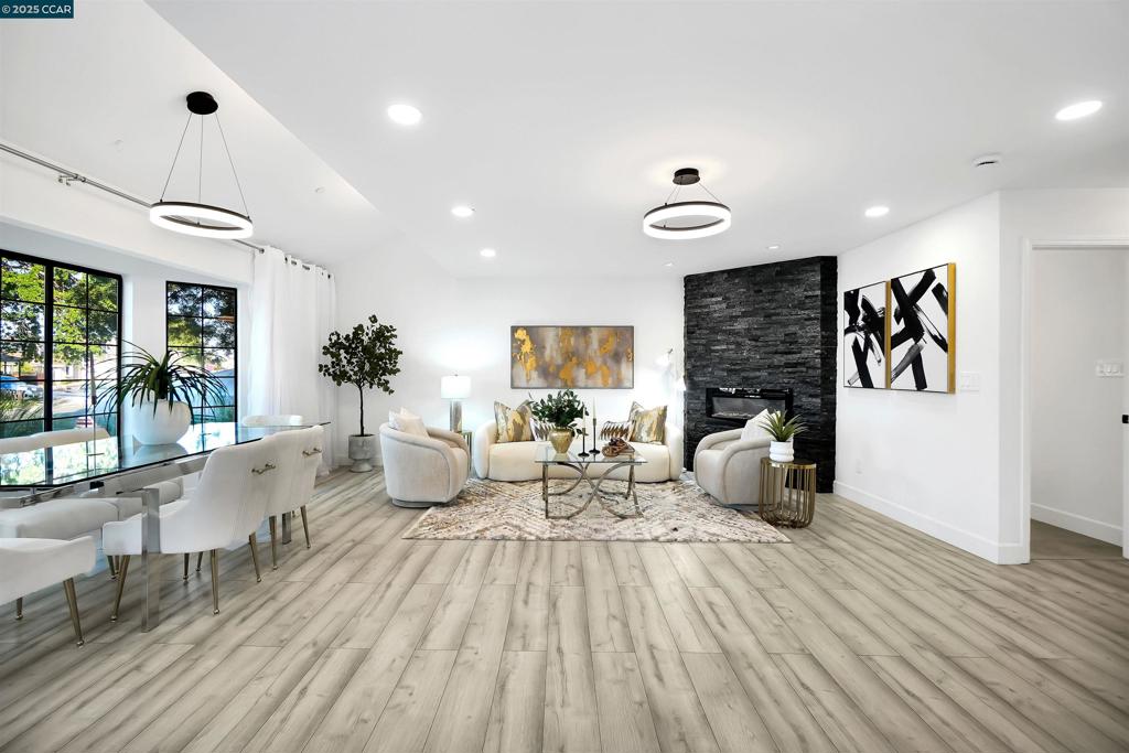 WOODSIDE GLEN - Residential