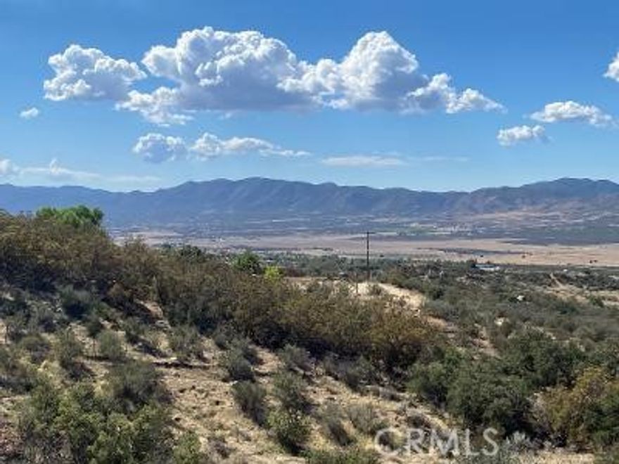 4.9 Acres of land with single wide trailer.  Fully fenced property.  Old electric meter will need new wiring. 

Well on property will need testing.  

You could remodel or remove this home but it gives you a weekend stay or home while you rebuild.

Views are amazing, you are on the top of world.  Soft breezes makes this getaway a perfect weekend retreat. 

Temperatures in our area leaves for many opportunities for all kinds of fruit trees, nut trees and gardens.

Grapes love our climate and elevation.  Living in the country is a unique blessing. 

Starry nights, no smog and peace and quiet.

Come and check it out... Great investment

Cash or owner carry options only or get creative