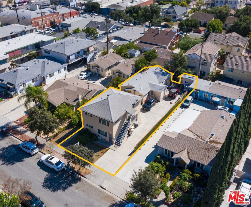Only 2 blocks from The Americana and the Glendale Galleria is a very rare opportunity for a 4plex with 25% potential upside in rents. Current monthly rent total is $7,350/mo ($88,200/year). The unit mix is 3 units with 2 beds 1 bath and 1 unit with 1 bed 1 bath. Tenants pay for their own electricity, gas, and trash. Owner has made many updates and upgrades.