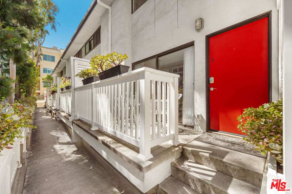 11650 Mayfield Avenue 3