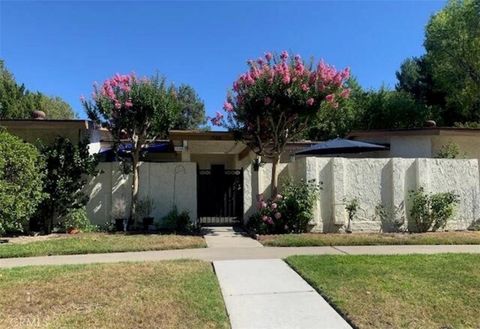 Photo of 19368 Avenue Of The Oaks, Newhall, CA 91321 (MLS # SW26159947)