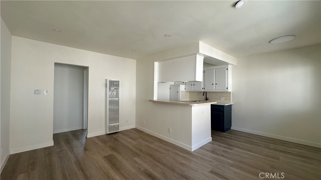 This newly renovated 1 bedroom 1 bath is location on the 2nd floor in the heart of downtown Alhambra. New SPC flooring, new kitchen with quartz coutnertops, new bathroom, recessed lights. This convenient location allows easy access to the 10 freeway, and just a few minutes away from Pasadena, 5 minutes to Costco, close to Target store, shopping , restaurant, within walking distance to local park , school and much more. We accept section 8 and third party payments.