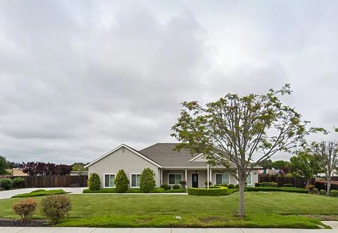 Photo of 254 Rosebud Avenue, Hollister, CA 95023 (MLS # ML82042332)