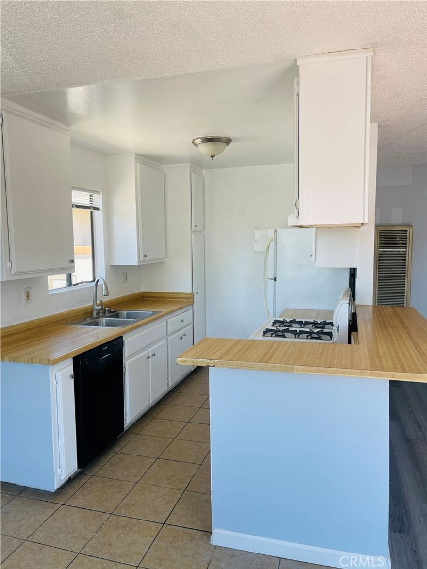 Gated one bedroom and one bath unit located in Granada Hills south of the 118 freeway. Light,  bright and  very spacious. It is located on the second floor with balcony. New flooring and paint. Ample closet area. Kitchen with eating area. Very quite and secluded. Common laundry area and covered parking as well as storage area. Close to shopping and freeways. Must see.