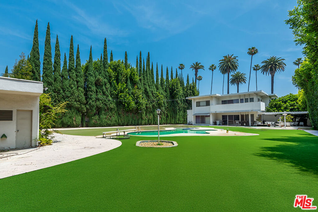 A great opportunity to purchase a nearly half acre flat lot (21,617 sq ft) in the heart of the Beverly Hills Flats. West facing side of the street and only two houses south of Carmelita Ave. Close to some of the finest shops and restaurants in Beverly Hills. Trust sale with no court confirmation.