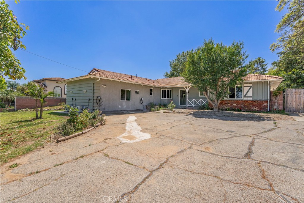 14936 Los Robles Avenue