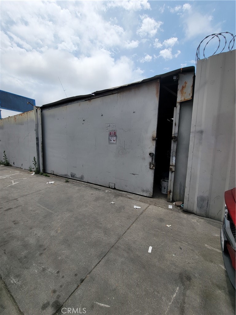 Industrial building used before as plastic recycling, high iron front gates, office room and bathroom, warehouse building great for any light industrial use, 1 story, property needs tlc, alley access. close Alameda and Slauson, property sold in the present conditions. car wreckers in the block.