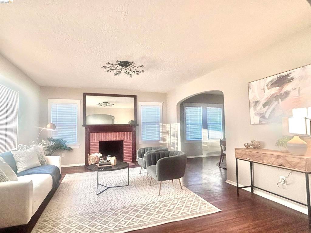 4102 Roosevelt Ave