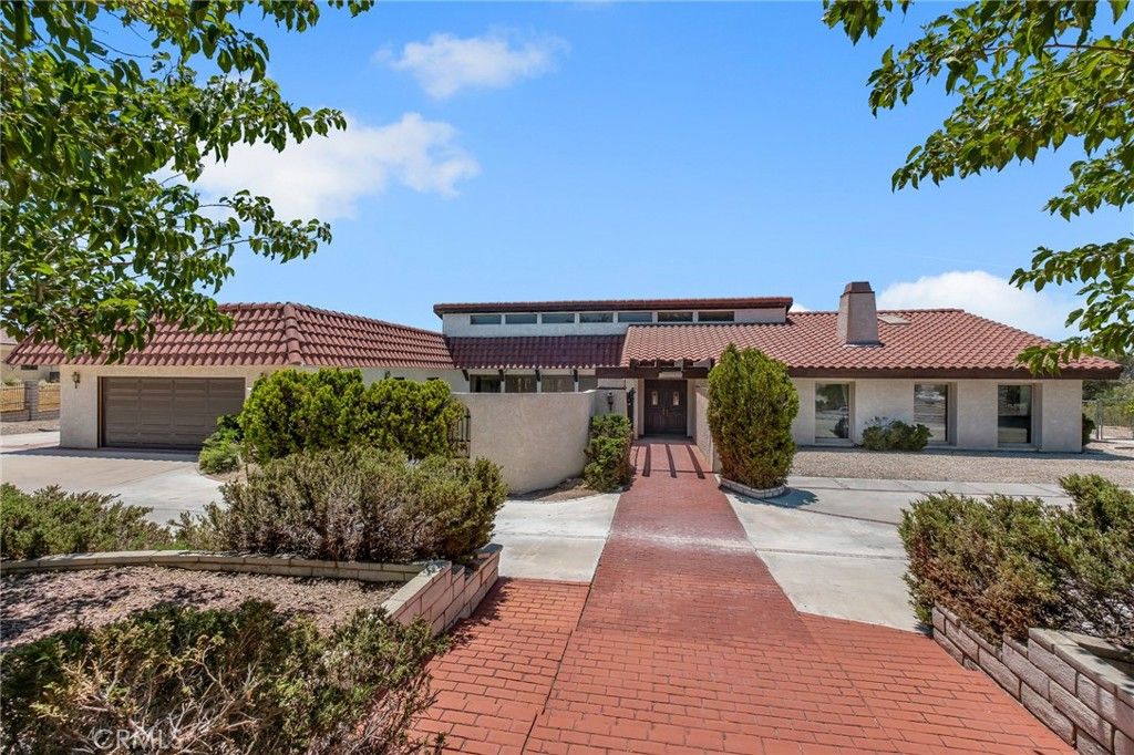 Photo of 19585 Crest DR, Apple Valley, CA 92307 (MLS # HD26119725)