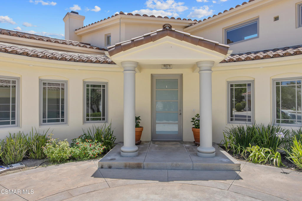 5908 Vista De La Luz