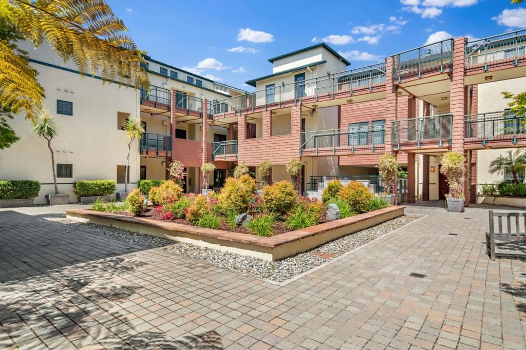 Properties 1 435 Sheridan Avenue 304