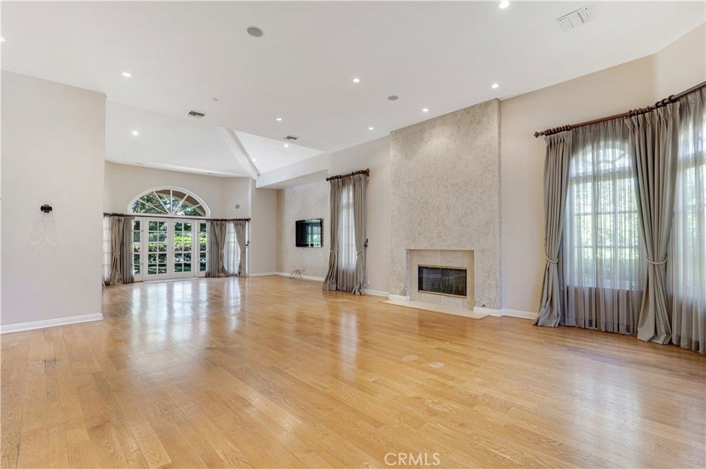 Photo of 4525 Vista De Oro Avenue, Woodland Hills, CA 91364 (MLS # SR26059319)