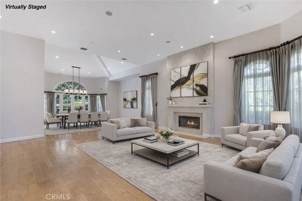 Photo of 4525 Vista De Oro Avenue, Woodland Hills, CA 91364 (MLS # SR26059319)