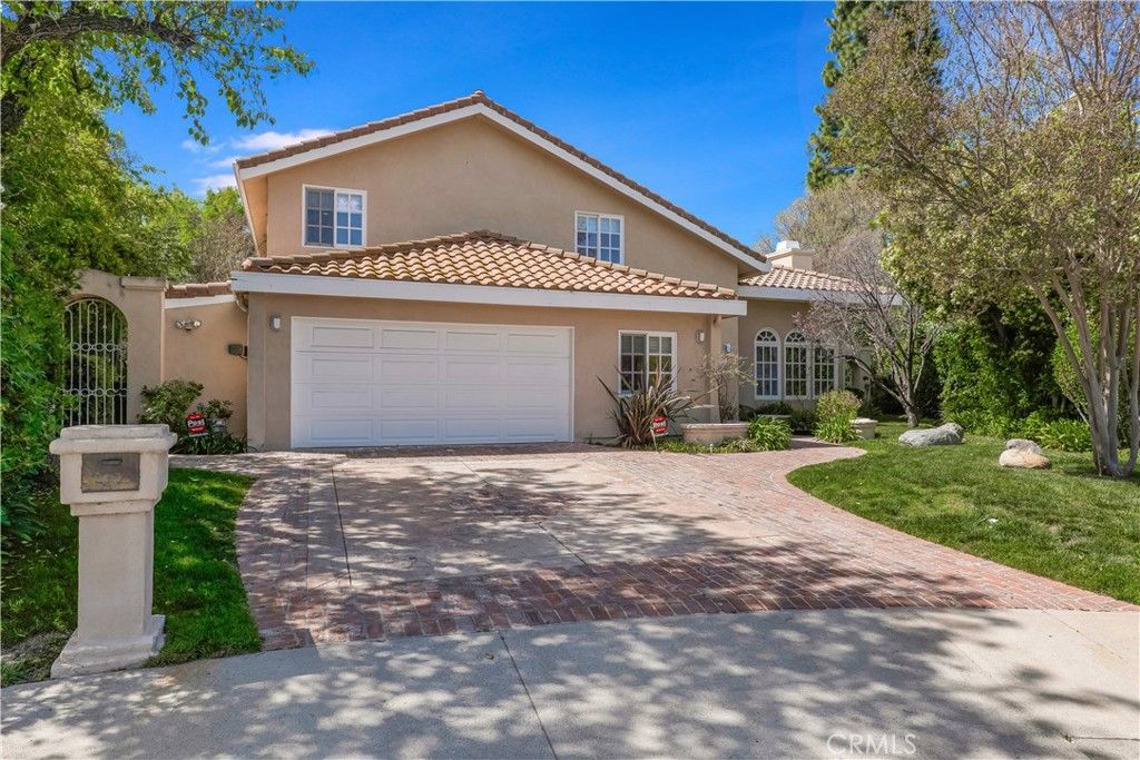 Photo of 4525 Vista De Oro Avenue, Woodland Hills, CA 91364 (MLS # SR26059319)