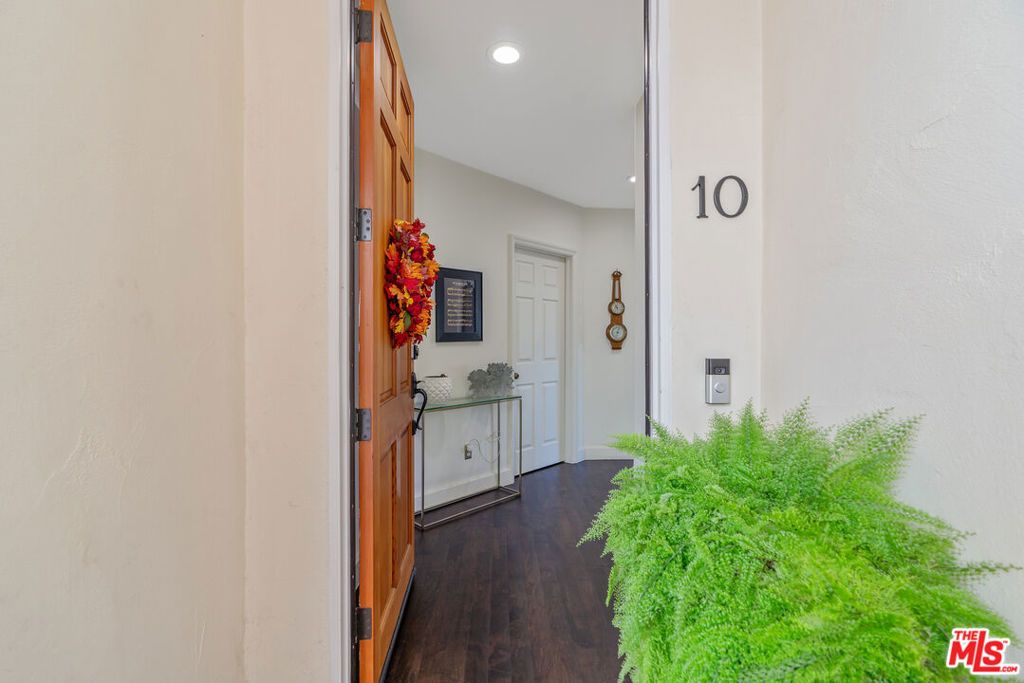 Photo of 640 N Sweetzer Avenue #10, Los Angeles, CA 90048 (MLS # 25603351)